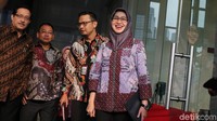 Ketua Umum Asosiasi Pemerintah Kota Seluruh Indonesia (Apeksi) yang juga menjabat sebagai Wali Kota Tangerang Selatan, Airin Rachmi Diany bersama Komisioner Komisi Aparatus Sipil Negara (KASN) Tasdik Kinanto meninggalkan gedung KPK, Jakarta, Jumat (2/3/2018) usai mengadakan pertemuan dengan KPK.