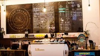 Dengan desain gerai kopi yang sederhana, Grumpy Cylist menyajikan minuman kopi hitam, kopi susu, aneka teh, jus, dan minuman cokelat. Foto: Istimewa