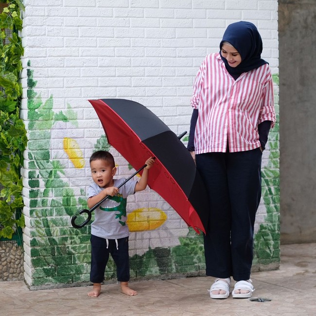 Kemeja oversized juga bisa jadi pilihan ibu hamil supaya terlihat stylish. Zaskia Mecca memilih kemeja oversized denan motif garis vertikal untuk menyiasati bentuk badannya. Foto: Instagram Zaskia Mecca