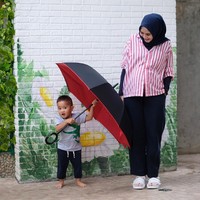 Kemeja oversized juga bisa jadi pilihan ibu hamil supaya terlihat stylish. Zaskia Mecca memilih kemeja oversized denan motif garis vertikal untuk menyiasati bentuk badannya. Foto: Instagram Zaskia Mecca