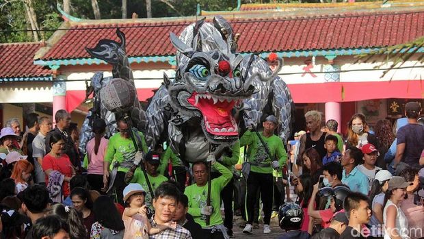 Naga yang telah usai meminta berkat (Randy/detikTravel)