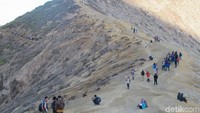 Gunung Ijen berada di Jawa Timur dan masuk dalam beberpa kabupaten seperti Banyuwangi dan Bondowoso. Namun untuk pendakiannya, bisa melalui Paltuding di Banyuwangi (Afif Farhan/detikTravel)
