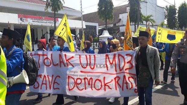 Tolak UU MD3, Mahasiswa Kota Madiun Usung Keranda Jenazah ke DPRD