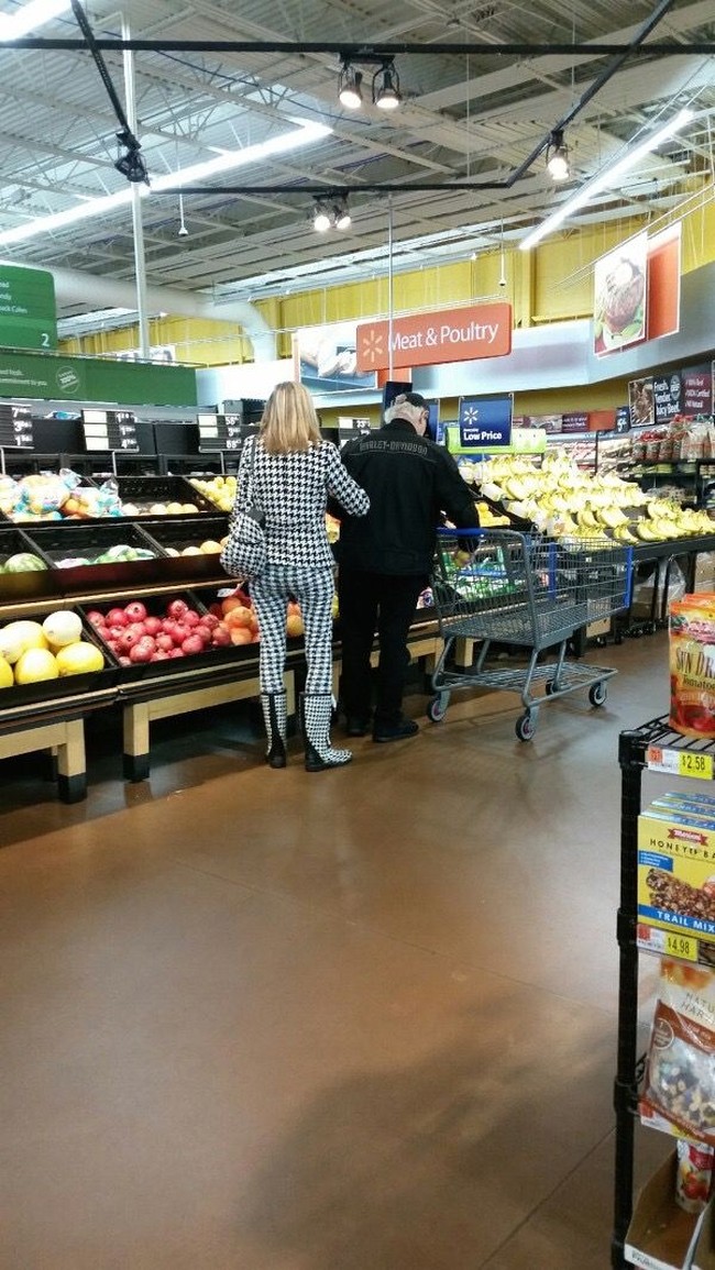 Wanita ini sepertinya tengah tergila-gila dengan motif houndstooth. Ia pun mengenakan baju, tas, hingga boots bercorak tersebut. Foto: Imgur/Instagram