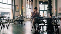 Mampir ke salah satu bangunan bersejarah di Semarang, Dimas Beck terlihat sedang menikmati minuman dingin. Foto: Instagram @dimasbeck