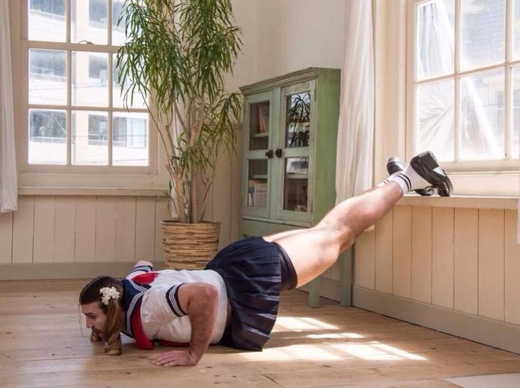 Foto: Olahraganya Ladybeard, Pegulat Pria Kekar yang Gemar Pakai Gaun