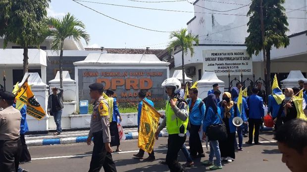 Tolak UU MD3, Mahasiswa Kota Madiun Usung Keranda Jenazah ke DPRD