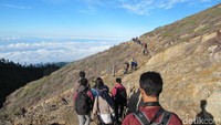 We are here at Ijen Mountain, its an amazing spectacular view. It takes almost two and a half hours to come here hiking, very tough, challenging, going up to the mountain, but youre not going to regret it, kata Sri Mulyani. Ya benar, nggak menyesal deh ke Gunung Ijen! (Afif Farhan/detikTravel)