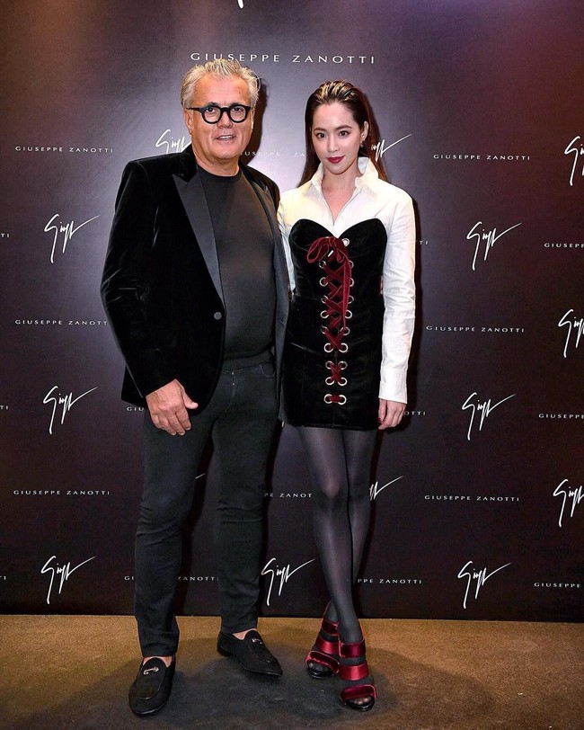 Sebagai sosialita terkenal Arissa Cheo tentu saja kerap diundang menghadiri acara fashion high end. Seperti di foto ini, dia berpose bersama desainer sepatu terkenal Giuseppe Zanotti. Foto: Instagram@xarissaxcheox