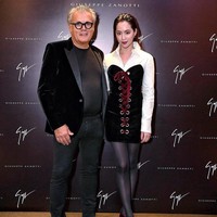 Sebagai sosialita terkenal Arissa Cheo tentu saja kerap diundang menghadiri acara fashion high end. Seperti di foto ini, dia berpose bersama desainer sepatu terkenal Giuseppe Zanotti. Foto: Instagram@xarissaxcheox