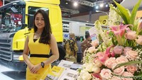 Tak hanya di mobil penumpang, kehadiran sosok wanita cantik ini selalu menjadi pemanis di sela-sela mobil berukuran besar.