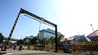 Sejumlah kendaraan melintas di underpass yang telah dicat ulang.
