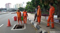 Lokasi gorong-gorong yang tutupnya dicuri berada di dekat lampu merah ITC Cempaka Mas yang mengarah ke Pulo Gadung.