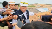 Menteri PUPR Basuki Hadimuljono sedang mengecek progres pembangunan bendungan Sei Gong. Foto: Dok.Kementerian PUPR