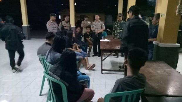 Pasangan yang terjaring razia dibawa ke Polsek Sumbersari