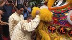 Ekspresi Anies-Sandiaga saat Nonton Atraksi Barongsai di Glodok