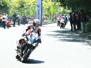 Pengguna Motor CBR Ngebut Bareng di Sirkuit