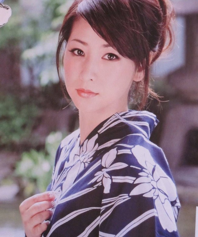 Ia pun ternyata menyesuaikan tampilan riasan seiring usia. Masako mengaku kini menghindari warna terlalu terang dan mengaplikasikan makeup ringan untuk tampak muda. Foto: Instagram Masako Mizutani