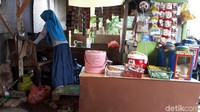 Oleh warga sekitar Ian kerap ditraktir makan atau sekedar jajan (Foto: Haris Fadhil/detikcom)