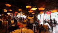 Dengan warna lampu kuning temaram, ini bagian dalam restoran gantung yang di dalamnya ternyata tak terlalu seram lho. Foto: Istimewa