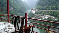 Salah satu spot yang bisa kamu tempati untuk duduk bersama teman sambil menikmati pemandangan sungai Yangtze dari ketinggian. Foto: Istimewa