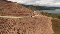 Ruas jalan ini juga terhubung dengan Pelabuhan Arar sebagai pelabuhan tol laut yang merupakan bagian dari Kawasan Ekonomi Khusus (KEK) Sorong. Kondisinya 77% sudah beraspal dan sisanya masih berupa perkerasan tanah sepanjang 134,88 km dan diperlukan perbaikan geometrik jalan sepanjang 29,5 km. Foto: Dok Ditjen Bina Marga