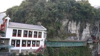 Dari kejauhan, begini tampilan restorannya. Dengan bangunan bata kusam sebagai pintu gerbang, restoran ini bisa jadi tempat makan bagi kamu yang berjiwa petualang. Foto: Istimewa