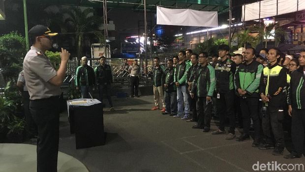 Kapolsek Metro Tamansari AKBP Erick Frendriz memberi arahan kepada driver ojol