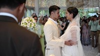 Meraka bersiap melakukan first kiss sebagai pasangan suami istri. Foto: Jozz Felix Photography