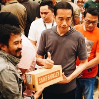 Tadi saya beli sneaker Saint Barkley dari Bandung harganya Rp 380 ribu. Juga pesan jaket, dibuat oleh artis kita. Jadinya 7 hari. Dari Jakarta. Semua produk yang berkaitan dengan produk dalam negeri, konten lokal tinggi, pemerintah semangat. Pasar harus mendukung. Belilah produk-produk dalam negeri, kata Jokowi kala itu. (Foto: Instagram Saint Barkley)