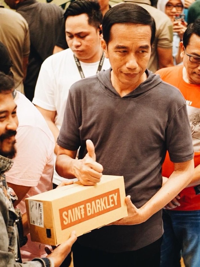Tadi saya beli sneaker Saint Barkley dari Bandung harganya Rp 380 ribu. Juga pesan jaket, dibuat oleh artis kita. Jadinya 7 hari. Dari Jakarta. Semua produk yang berkaitan dengan produk dalam negeri, konten lokal tinggi, pemerintah semangat. Pasar harus mendukung. Belilah produk-produk dalam negeri, kata Jokowi kala itu. (Foto: Instagram Saint Barkley)