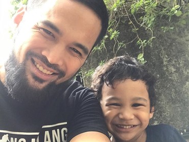 Mengintip Keseruan Teuku Wisnu Saat Momong Kedua Anaknya
