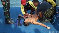 Nampak salah satu perenang kelelahan usai menaklukkan selat sunda.
