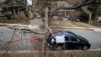 Di pinggiran Baltimore, seorang nenek berumur 77 tahun tewas tertimpa dahan pohon besar yang tumbang di Kingsville. Sementara itu, media lokal melaporkan, pohon-pohon tumbang juga menewaskan seorang anak laki-laki berumur 11 tahun di Putnam Valley, New York, dan seorang kakek berumur 70-an tahun di Newport, Rhode Island. (Foto: AFP)