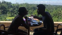 Ini potret kemesraan keduanya saat sarapan bersama di Ubud, Bali.  Foto: Chicco Jerikho/ Instagram