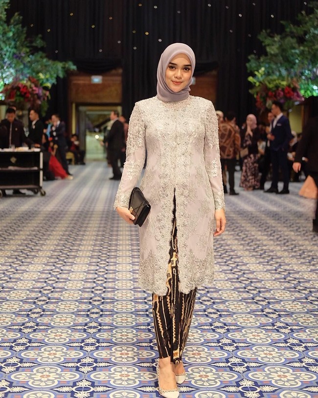Saat kehamilannya belum terlalu besar, Tika memilih kebaya modern berpotongan panjang. Kebaya ini tidak dibuat fit, dan lebih terlihat seperti tunik. Foto: Instagram
