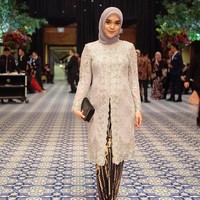 Saat kehamilannya belum terlalu besar, Tika memilih kebaya modern berpotongan panjang. Kebaya ini tidak dibuat fit, dan lebih terlihat seperti tunik. Foto: Instagram