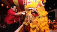 Direktur Distributions Bank Mandiri, Hery Gunardi membuka Parade Naga Bersinar dan Naga Langit di Jalan Gajah Mada, Pontianak, Kalbar, Jumat (2/3/2018) malam.