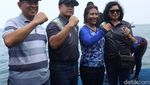 Aksi Susi Pudjiastuti Naik Paddle Board di Selat Sunda