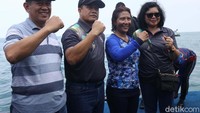 Kepala Staf Angkatan Laut (KASAL) Laksamana Ade Supandi dan Istri menyambut Menteri Kelautan dan Perikanan Susi Pudjiastuti.