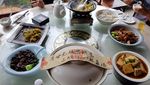 Begini Sensasi Bersantap di Restoran yang Menggantung di Tebing Gunung