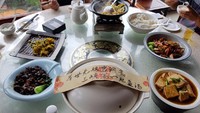 Di restoran Fangweng menawarkan berbagai macam sajian makanan tradisional. Mulai dari berbahan dasar ikan segar, bebek, babi, dan bahkan kura-kura, baik yang disiram sayuran ataupun di bumbu pedas dengan lada atau cabai bubuk. Foto: Istimewa