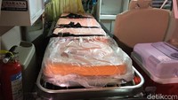 Bagian dalam mobil. Pasien dimasukkan dari bagian belakang mobil sama seperti mobil ambulans biasanya. Foto: Dadan Kuswaraharja