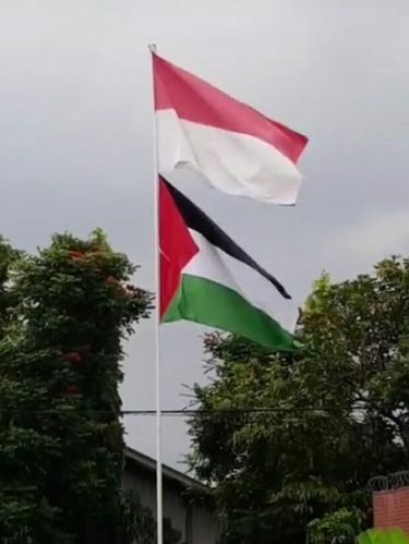 Bendera Merah Putih Dan Palestina 1 Tiang Di Blitar Telah Diturunkan