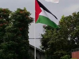 Rumah di Blitar Ini Pasang Bendera Merah Putih dan Palestina 1 Tiang