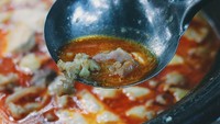 Unggahan foto @gastronomy.aficionado ini sangat menggugah selera. Selain piring berisi nasi dan gule yang ia posting, akan tetapi ada juga panci gerabah yang berisi gulai dengan kuah oranye. Pokoknya mantap! Foto: Istimewa