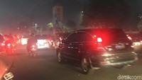 Soal PKL di Senayan, Gubernur DKI Jakarta Anies Baswedan mengatakan akan melakukan penertiban terhadap maraknya PKL di kawasan Senayan. Namun dia belum menjabarkan langkah apa yang akan diambil.