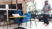 Dia mengaku sedikit paham bahasa Indonesia, namun tak bisa mengucapkannya. Hanya kata terima kasih dan sama-sama yang bisa diucapnya.