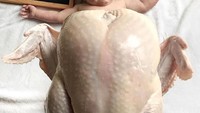 Jadi ayam ini menggantikan sebagian badan bayinya. Paha daging ayamnya sengaja di silangkan karena mengikuti ekspresi gembira si bayi. Lucu banget, sih! Foto: Instagram @jenniferatkinson
