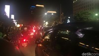 Ramainya pengunjung yang datang dan kendaraan yang diparkir di tepi jalan turut berdampak pada kondisi lalu lintas. 